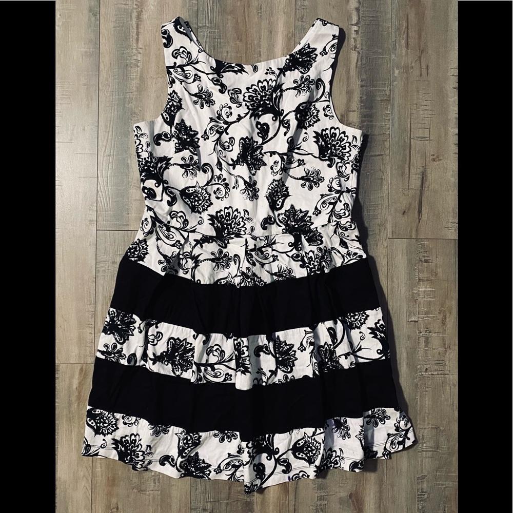TIANA B. Beautiful Black & White Floral Dress